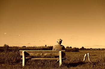 fotografie ve stupních šedi, muž, sedící, lavice, starý muž, starší, důchodce, lidé, osoba, relaxační, starý muž sedí na lavičce