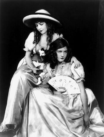 fotografie ve stupních šedi, žena, hospodářství, ruční ventilátor, dorothy gish, lillian gish, herečka, sestry, etapa, obrazovka, televize