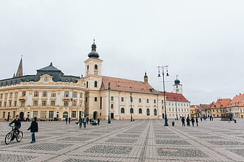 hnědý, béžový, budova, lidé, u, během dne, architektura, infrastruktura, nebe, město, muži