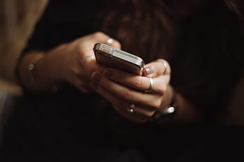 skrive på iphone, maskinskrivning, iphone, ios, mobil, teknologi, mobiltelefon, tekstbeskeder, mennesker, smart telefon, telefon