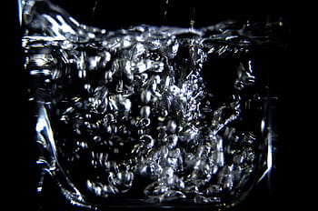 detailní fotografie, voda, Průhledná, skleněná nádoba, Černá, bílý, sklenka, krystal, korálky, řetěz, Černý a bílý. sklenka