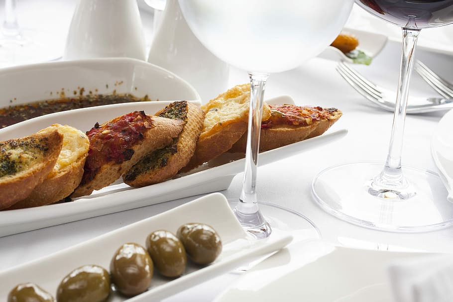 chiaro, bicchiere di vino, accanto, vassoio di cibo, cibo, tavolo, invitare, bicchiere, bianca, piatto, celebrazione