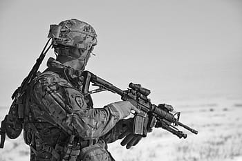 foto in scala di grigi, soldato, detenzione, fucile di precisione, uniforme, esercito, arma, proiettili, proiettile, guerra, pericoloso