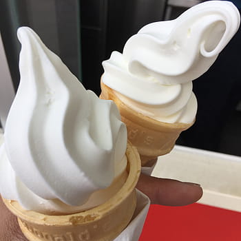 persona, detenzione, Due, gelati alla vaniglia, gelato, coni, frustato, cono gelato, dolce, freddo, vaniglia