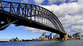 sydney přístavní most, Most ve městě, panorama sydney, Opera v Sydney, městské panorama, nábřeží panoráma, kultovní mezník, ocelový obloukový most, architektura města, pohled na přístav, modrá obloha a mraky