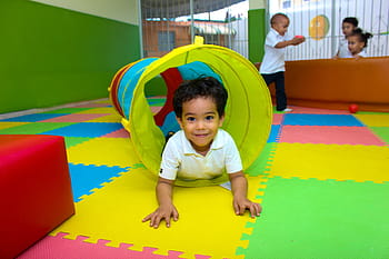 ragazzo, dire bugie, giocare, tunnel, bambini, scuola, divertimento, palle da biliardo, godendo, colori, bambino