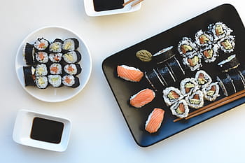 házi sushi, házi, sushi, rizs, lazac, felülnézet, fehér háttér, élelmiszer, tenger gyümölcsei, maki sushi, elkészített hal