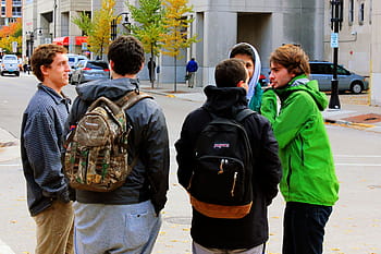 studenți, permanent, colțul străzii, studenti de colegiu, grup, oameni, persoană, domeniu public, student, scenă urbană, în aer liber