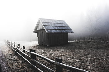 fotografie ve stupních šedi, chata, plot, dřevo, venkovní, Dům, Černý a bílý, krajina, mlha