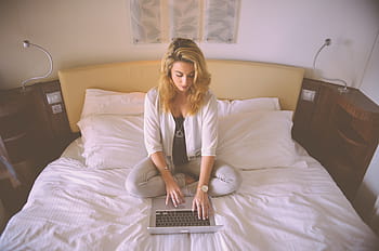 žena, sedící, lůžko, dojemný, laptop, pracovní, psaní na stroji, ženský, podnikatelka, osoba, počítač