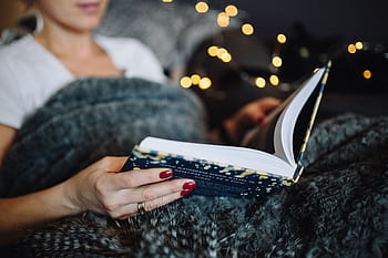 mulher, casa, livro, leitura, interior, feminino, aconchegante, luzes de fadas, Jovem, Hygge, bebendo