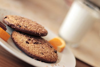 cookies na talíři, dva, cookies, bílý, kolo, keramický, deska, oranžový, plátky, u, sklenka