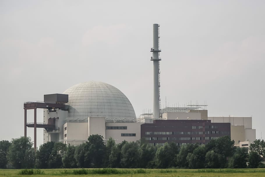 bílý, kopule budovy, zelená, stromy, během dne, jaderná elektrárna, brokdorf, energie, jaderná energie, štěpení jader, nukleární