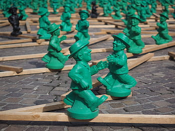 artwork, a symbol of unity, green men, art, unit symbol, little green man, frankfurter römerberg, frankfurt, places of interest, old town, males