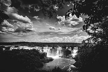 Graustufenfoto, Wasserfälle, Graustufen, Foto, wolkig, Himmel, Iguazu fällt, Landschaft, Fluss, Bäume, Wolken