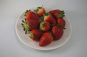プレート上のイチゴ、 イチゴ、 白、 セラミック、 プレート、 赤、 植物、 種子、 新鮮なイチゴ、 果物、 食品
