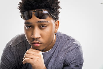 uomo nero, maschio afroamericano, modello maschio afro-americano, persona, adulto, africano, giovane, sorriso, sorridere, fiducia, analizzare, cercare, guardare, uomini