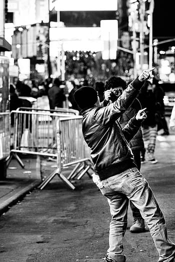 fotografi grayscale, manusia, menunjuk, sisi kanan, mengambil, foto, jalan, grayscale, fotografi, NYC, New York City