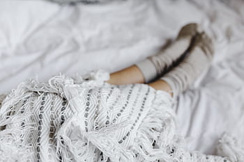 Foto, mujer, cama, libro, taza, café, manos, suave, taza de café, blanco, relajarse
