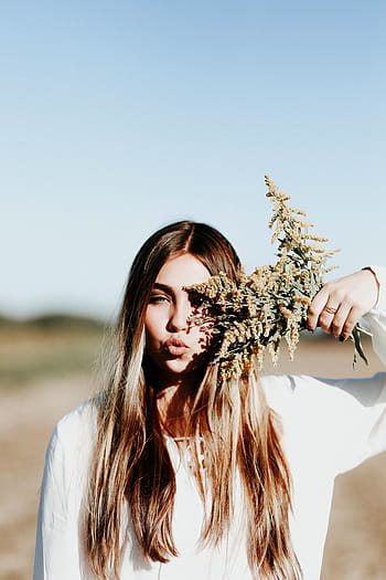 donna, detenzione, bouquet di fiori, imbronciato, persone, ragazza, modello, bellezza, all'aperto, fiore, erba
