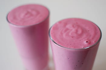 Due, chiaro, tazze di vetro, potabile, bicchieri, pieno, rosa, creme, frutta, frullato, salutare