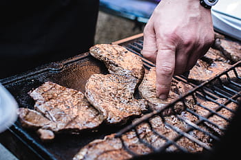 hovězí steaky grilování, hovězí, steaky, grilování, vaření, ruce, maso, mimo, paleo, steak, jídlo