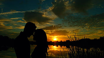 fotografía de silueta, hombre, mujer, al lado, cuerpo, agua, silueta, foto, hombre y mujer, hora dorada, amantes