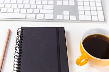 kávový šálek, notebook, tužka, bílý, lavice, počítačová klávesnice, technologie, podnikání, počítač, návrhář, kancelář