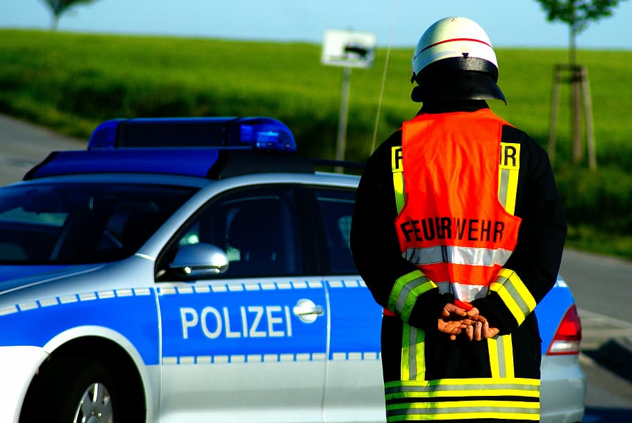 muž, nošení, bílý, helma, stojící, modrý, policie, mobilní, pohybliví, oheň, nehoda, Hlídkové auto