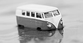 fotografia in scala di grigi, volkswagen kombi modello pressofuso, auto, macchina giocattolo, autobus, vw, veicolo, trasporto, vw bus, campeggio, autobus da campeggio