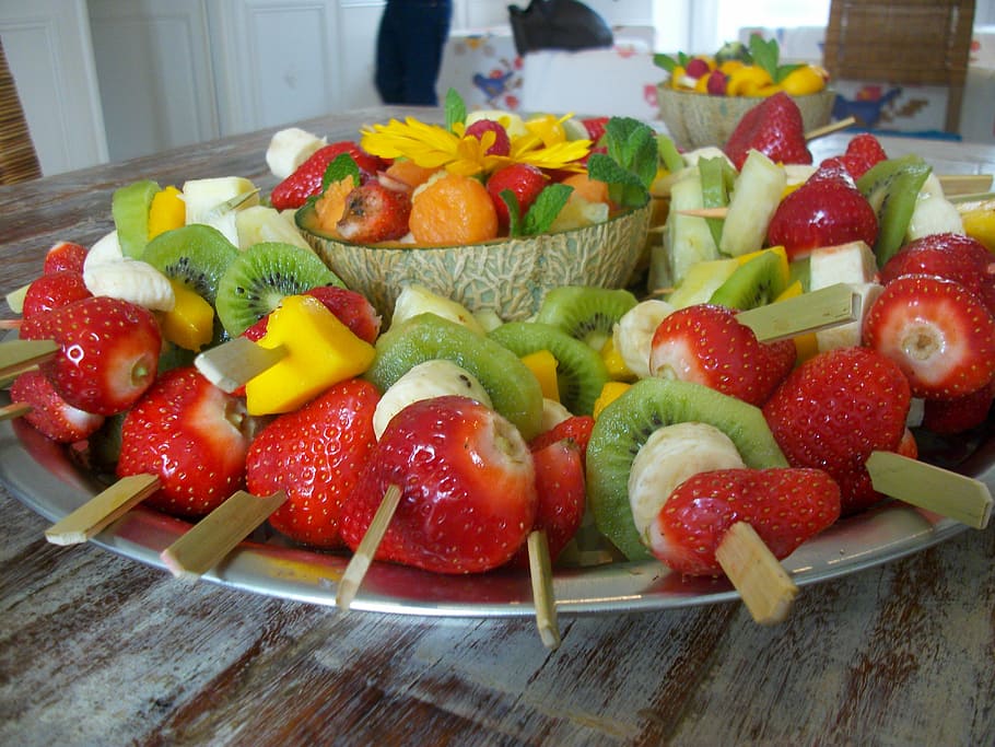 jahody, stříbrný talíř, ovoce, špejle, ovocné špejle, kiwi, dezert, deska