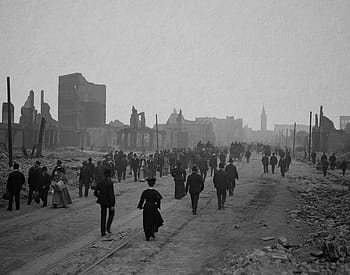 foto grayscale, orang-orang, berjalan, jalan, gempa bumi, san francisco, 1906, vintage, sejarah, bencana, kerusakan
