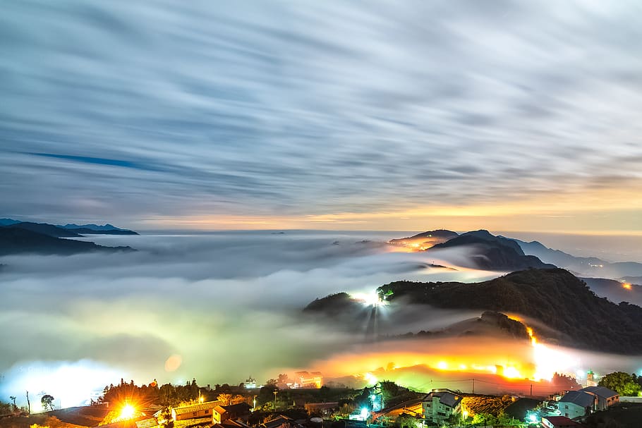 mesa de piedra superior de Taiwán y un mar de nubes, vista nocturna, mar de nubes de color claro, paisaje