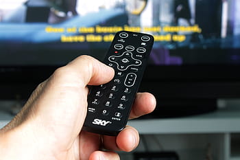 selektif, fokus fotografi, orang, memegang, remote, televisi, remote control, tv, elektronik, fasilitas, kesenangan