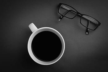 Negro, enmarcado, anteojos, al lado, blanco, cerámica, taza, café, gafas, maqueta, puesta en marcha