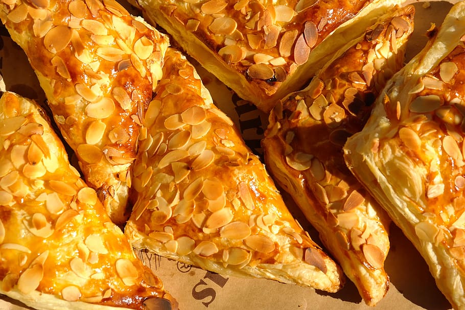 Jablečné sáčky, pečivo, listové těsto, Lahodné, snídaně, pečené dobroty, sladký, jemné pečivo, mandlové dlaždice, mandle, mandlové kousky