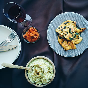 paleo kuřecí prsa, kaše, květák, paleo, kuřecí prso, kuře, zdravý, maso, steak, pohled shora, jídlo