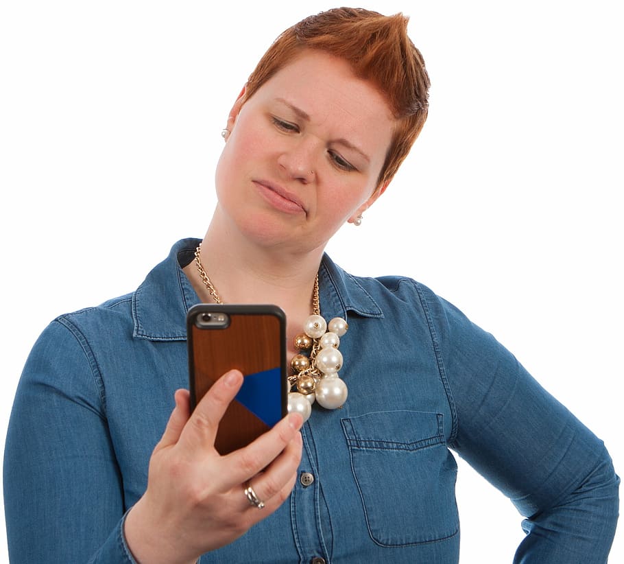 žena, nošení, modrý, chambray košile, hospodářství, chytrý telefon, představuje, elearning, ženský, dívka, lidé