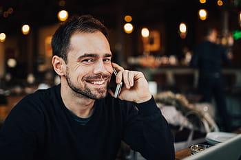 joven, trabajando, empresario, moderno, café, interior, espacio de trabajo, lugar de trabajo, computadora, macbook, computadora portátil