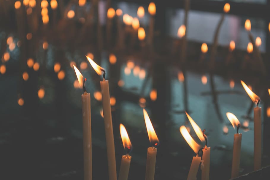 selettivo, foto di messa a fuoco, illuminato, candele, sfocatura, ardente, lume di candela, buio, fiamma, luce, offerta