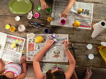 filles peignant des oeufs de pâques, table, les enfants, La peinture, table en bois, art, peindre, détrempe, artisanat, couleurs, partie du corps humain