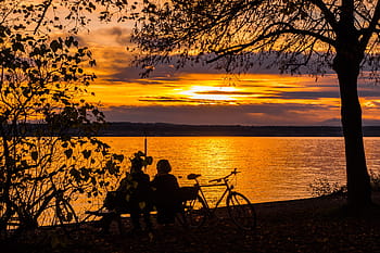 Foto de silueta, personas, sentado, banco, frente, cuerpo, puesta de sol, lago, lago de Constanza, agua, sol