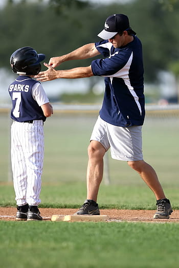 muž učí chlapce, houpačka, netopýr, báze, během dne, baseball, trenér, trenér baseballu, malá liga, trenér malé ligy, sport