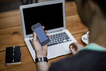 osoba, hospodářství, otočil, iphone, přední, MacBook air, blogger, mobilní telefon, kancelář, podnikání, notebook