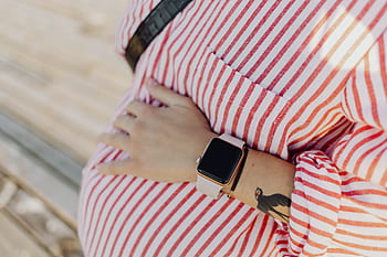 smartwatch, grávida, mulher, gravidez, abdômen, tatuagem, barriga, vestido, vermelho, pulseiras, relógio maçã