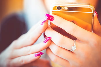 Joven, mujer, usando, teléfono inteligente de oro, oro, teléfono inteligente, aplicación, hermosa, café, de cerca, manos