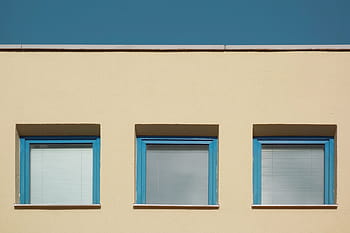 tři zavřená okna, architektura, budova, infrastruktura, fasáda, okno, stavba, exteriér budovy, pozadí, nikdo, den