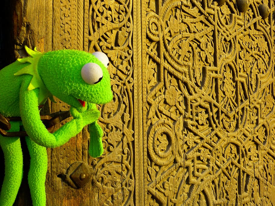 kermit, žába, plyš, hračka, řezba, dřevo, umění a řemesla, dveře, dřevařské práce, řemeslo, zelená