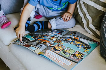 子供読書、 コミック、 物語、 子供、 読書、 赤ちゃん、 レゴ、 人々、 屋内、 カラー画像、 白人民族