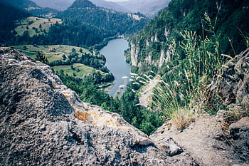 letecký, Pohled, tělo, voda, obklopen, hory, zelená, tráva, stromy, hora, fotografie